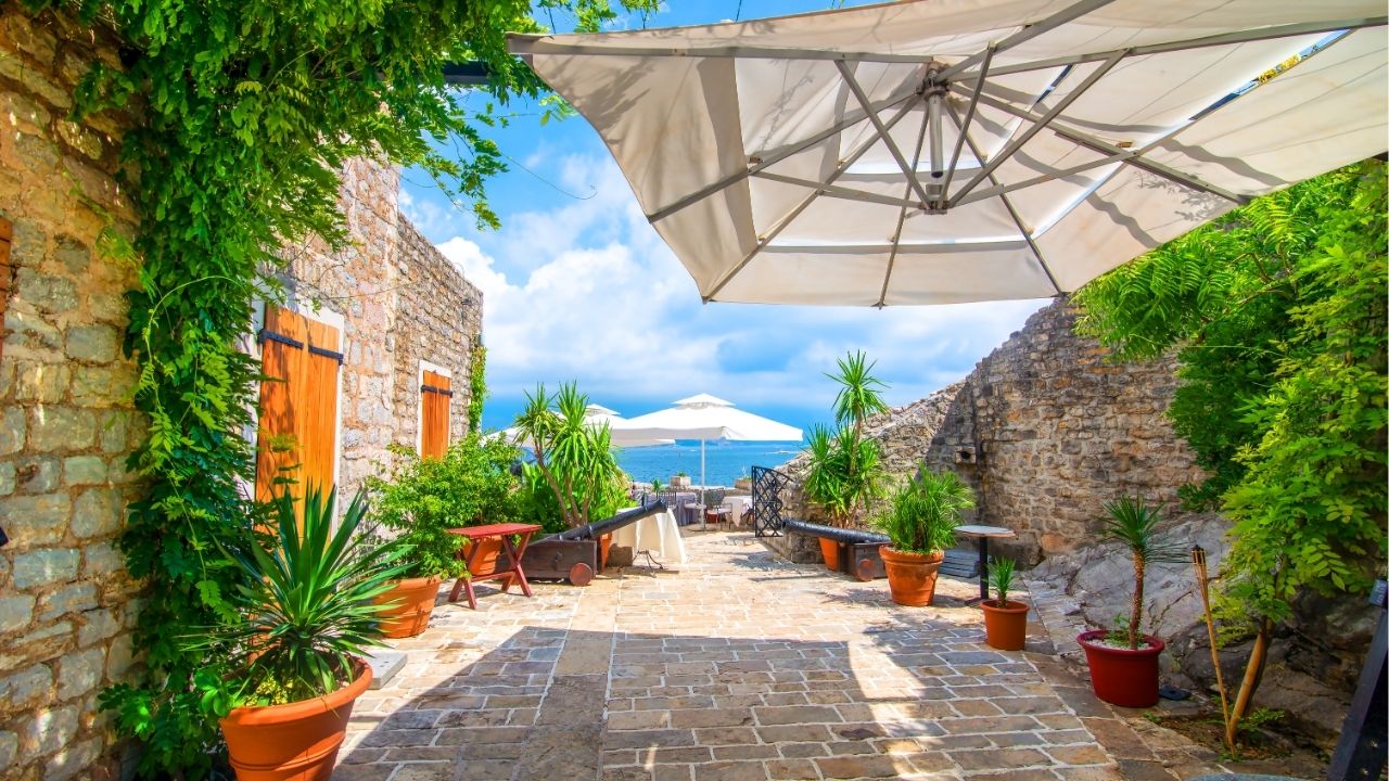 Adriyatik'in Parti Başkenti: Otur.com Ile Vizesiz Budva Turları İçin Eksiksiz Rehberiniz