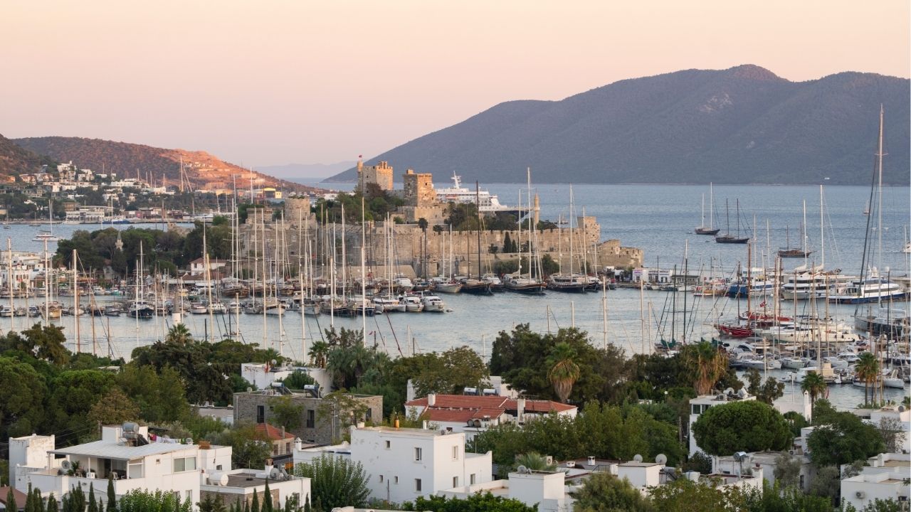 Mavinin Ve Tarihin Kucaklaştığı Rota: Ege Turları Ile Unutulmaz Bir Keşif