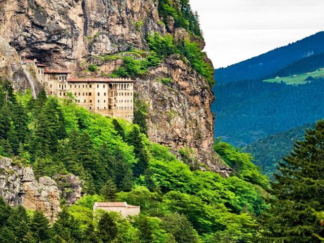 Elit Uçaklı İzmir Çıkışlı Karadeniz Yaylalar ve Batum Turu ( 4 Gece 5 Gün )